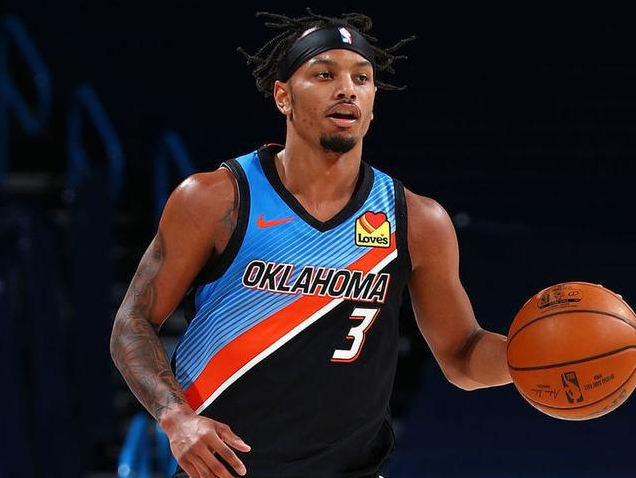 今晨社区盾传出新动向，密尔沃基雄鹿造点机会，管理层表态——球迷炸锅，更衣室氛围转暖的简单介绍